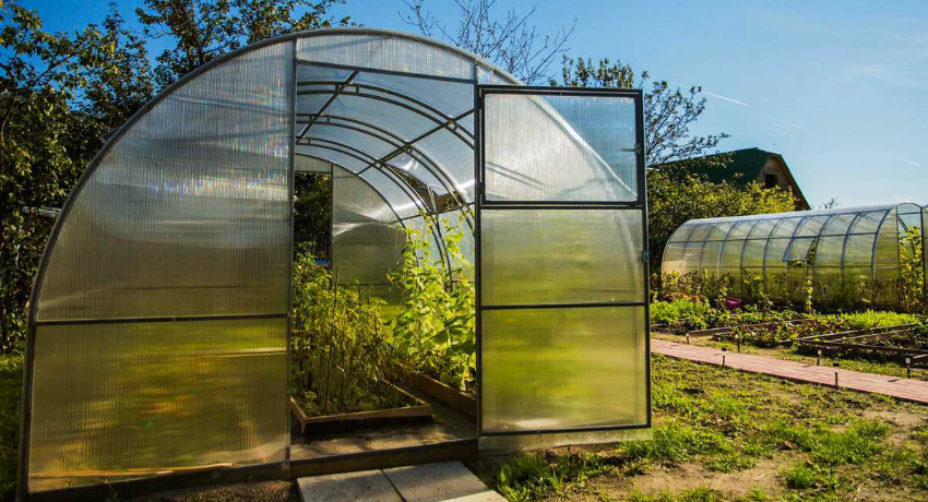 Оранжерия, изработена от поликарбонатни и стоманени профили - бюджетен и надежден вариант за изграждане на лятна вила Оранжерия, изработена от поликарбонатни и стоманени профили - бюджетен и надежден вариант за изграждане на лятна вила