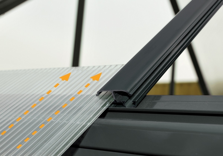 За да покриете оранжерията с поликарбонат, струва си да използвате специални профили за закрепване За да покриете оранжерията с поликарбонат, струва си да използвате специални профили за закрепване