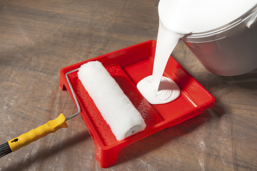 רולר עם מגש הוא הנוח ביותר לצביעת קירות רולר עם מגש הוא הנוח ביותר לצביעת קירות