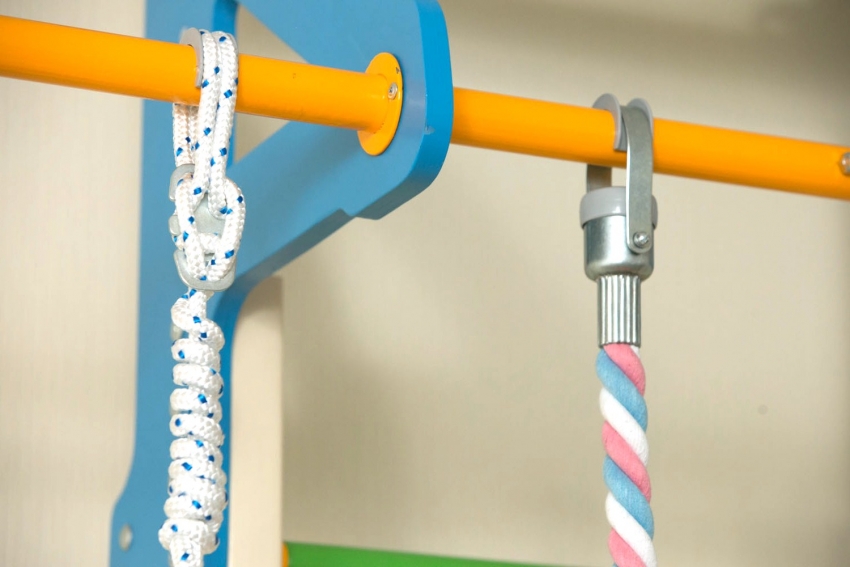 Un exemple d’una combinació fiable de materials en la fabricació de barres de paret, que permet desenvolupar la percepció tàctil dels nens petits Un exemple d’una combinació fiable de materials en la fabricació de barres de paret, que permet desenvolupar la percepció tàctil dels nens petits