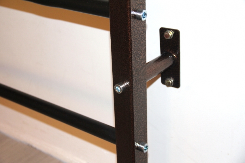 Els models en forma d’I es poden fixar a la paret portant de manera independent mitjançant tacs i cargols Els models en forma d’I es poden fixar a la paret portant de manera independent mitjançant tacs i cargols