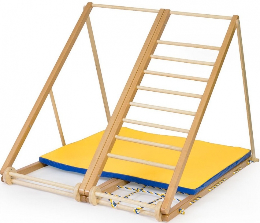 Per als més petits, la paret sueca es presenta en forma de racó, que és mòbil i està fabricat amb els materials més segurs Per als més petits, la paret sueca es presenta en forma de racó, que és mòbil i està fabricat amb els materials més segurs