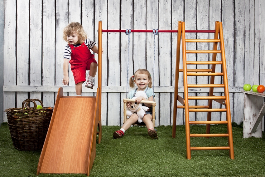 La paret sueca de fusta amb barra horitzontal Kampfer-Kitty està equipada amb un tobogan i un gronxador, i també és mòbil: es pot moure per l’apartament o portar-la a casa La paret sueca de fusta amb barra horitzontal Kampfer-Kitty està equipada amb un tobogan i un gronxador, i també és mòbil: es pot moure per l’apartament o portar-la a casa