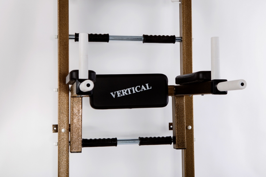 La paret sueca per a adults està equipada amb una barra horitzontal per fer flexions, però aquest component es pot comprar per separat i fixar-se a la paret del nen La paret sueca per a adults està equipada amb una barra horitzontal per fer flexions, però aquest component es pot comprar per separat i fixar-se a la paret del nen