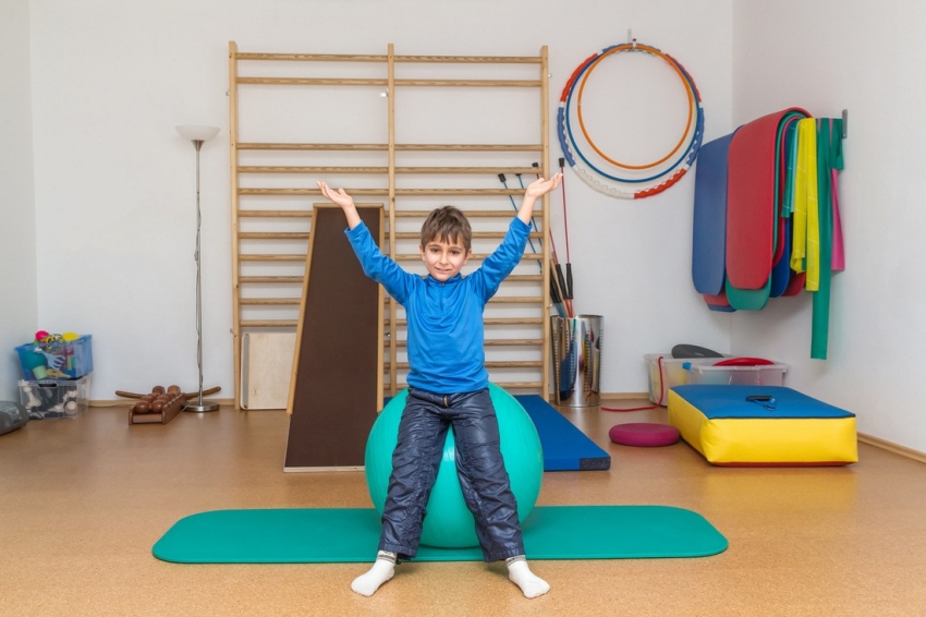 La versió més senzilla de la paret sueca és un marc amb travessers, però aquesta barra horitzontal es pot combinar amb altres equipaments esportius La versió més senzilla de la paret sueca és un marc amb travessers, però aquesta barra horitzontal es pot combinar amb altres equipaments esportius