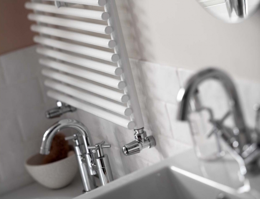 Șinele de prosoape moderne încălzite cu apă sunt echipate cu un regulator care poate menține temperatura dorită a dispozitivului Șinele de prosoape moderne încălzite cu apă sunt echipate cu un regulator care poate menține temperatura dorită a dispozitivului