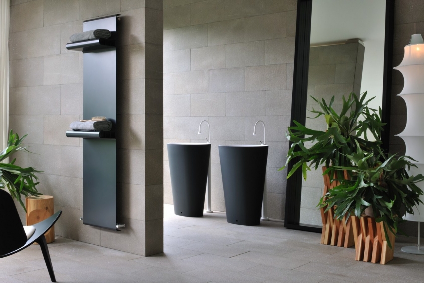 Costul șinelor de prosop încălzite de designer este mult mai mare decât cel al modelelor convenționale, dar în același timp, astfel de dispozitive combină eficiență, funcționalitate și un aspect unic Costul șinelor de prosop încălzite de designer este mult mai mare decât cel al modelelor convenționale, dar în același timp, astfel de dispozitive combină eficiență, funcționalitate și un aspect unic