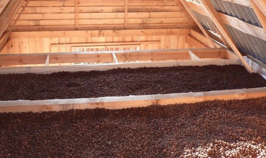 Ang pinalawak na luwad ay maaaring magamit upang insulate ang parehong kisame at sahig Ang pinalawak na luwad ay maaaring magamit upang insulate ang parehong kisame at sahig