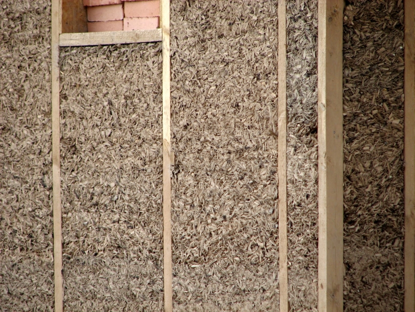 Maaari mong i-insulate ang paliguan mula sa loob gamit ang mga murang materyales tulad ng semento at sup, paghalo ng mga ito sa tamang proporsyon Maaari mong i-insulate ang paliguan mula sa loob gamit ang mga murang materyales tulad ng semento at sup, paghalo ng mga ito sa tamang proporsyon