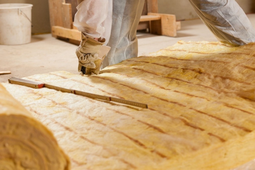 Ang plank ceiling ay madaling gamitin, lalo na, sa mga tuntunin ng pagkakabukod. Kung kinakailangan, ang mga layer ng mga insulator ay maaaring mapalitan ng kaunting pagsisikap Ang plank ceiling ay madaling gamitin, lalo na, sa mga tuntunin ng pagkakabukod. Kung kinakailangan, ang mga layer ng mga insulator ay maaaring mapalitan ng kaunting pagsisikap
