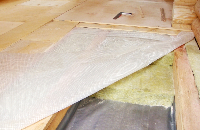 Pinoprotektahan ng lamad na hindi tinatagusan ng tubig ang mas mababang mga layer mula sa kahalumigmigan at dapat na inilatag ng isang overlap Pinoprotektahan ng lamad na hindi tinatagusan ng tubig ang mas mababang mga layer mula sa kahalumigmigan at dapat na inilatag ng isang overlap