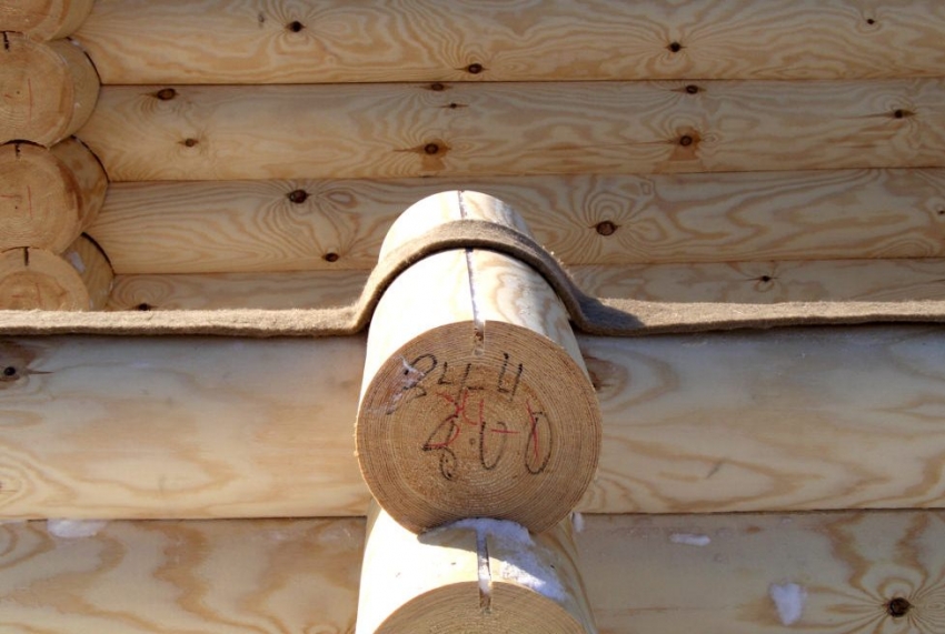 Ang thermal pagkakabukod ng isang paliguan mula sa isang bar ay nangyayari kahit na sa yugto ng konstruksiyon, kapag ang isang pagkakabukod ng mezhventsovy ay inilalagay sa pagitan ng mga troso Ang thermal pagkakabukod ng isang paliguan mula sa isang bar ay nangyayari kahit na sa yugto ng konstruksiyon, kapag ang isang pagkakabukod ng mezhventsovy ay inilalagay sa pagitan ng mga troso