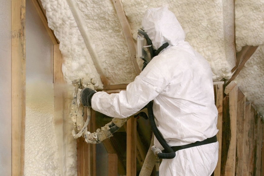 Sa kaso ng isang maliit na lugar ng paligo, upang makatipid ng puwang, maaari mong isaalang-alang ang pagpipilian ng pag-spray ng PPU bilang pagkakabukod ng gusali Sa kaso ng isang maliit na lugar ng paligo, upang makatipid ng puwang, maaari mong isaalang-alang ang pagpipilian ng pag-spray ng PPU bilang pagkakabukod ng gusali