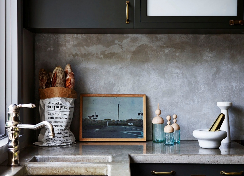 Teksturirana žbuka, koja sadrži posebne vodoodbojne komponente, može se koristiti za ukrašavanje kuhinjske pregače Teksturirana žbuka, koja sadrži posebne vodoodbojne komponente, može se koristiti za ukrašavanje kuhinjske pregače