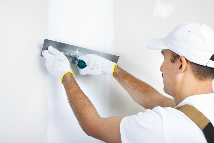 Ovisno o odabranom ukrasnom učinku, zidove možete unaprijed poravnati osnovnim slojem žbuke ili odmah nanijeti debeli sloj materijala nakon čega slijedi stvaranje teksture Ovisno o odabranom ukrasnom učinku, zidove možete unaprijed poravnati osnovnim slojem žbuke ili odmah nanijeti debeli sloj materijala nakon čega slijedi stvaranje teksture