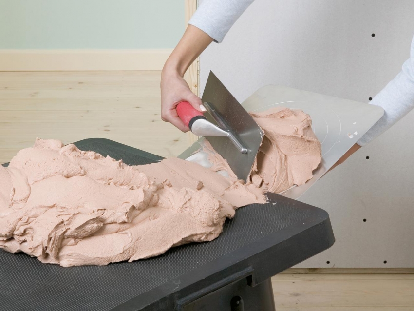 Ispravan odabir alata za rad s gipsom pružit će vam praktičnost primjene sastava i točan rezultat završne obrade. Ispravan odabir alata za rad s gipsom pružit će vam praktičnost primjene sastava i točan rezultat završne obrade.