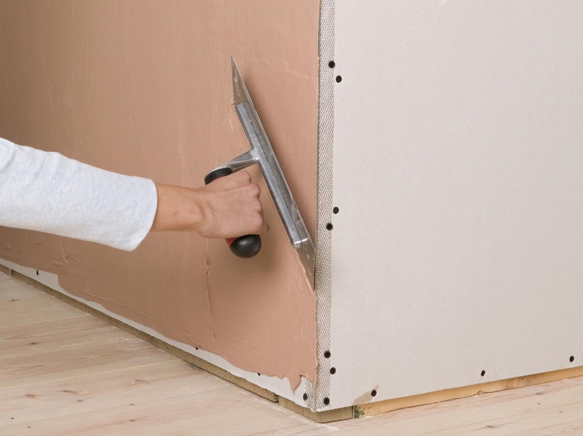 Prilikom nanošenja žbuke, trebali biste obratiti posebnu pozornost na uglove, koristeći posebne kutove i mrežu za ojačanje Prilikom nanošenja žbuke, trebali biste obratiti posebnu pozornost na uglove, koristeći posebne kutove i mrežu za ojačanje