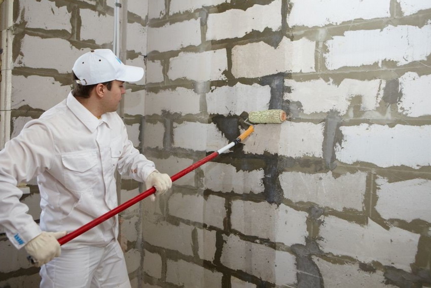 Pred nanesením omietky na tehlovú stenu musí byť vykonaná penetrácia