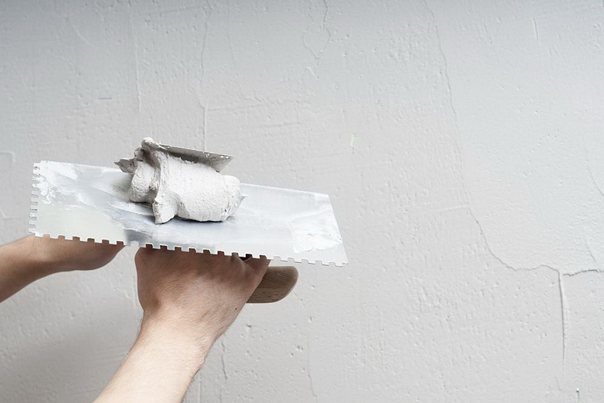 Hotová omietková zmes by mala mať konzistenciu hustej kyslej smotany Hotová omietková zmes by mala mať konzistenciu hustej kyslej smotany