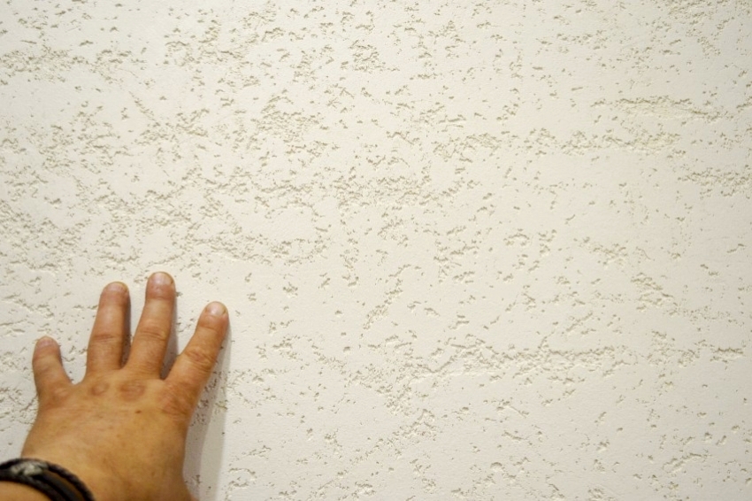 Žbuka od potkornjaka koristi se ne samo za završnu obradu fasada zgrade. ali i za ukrašavanje zidova u kuhinji, hodniku, pa čak i stropu Žbuka od potkornjaka koristi se ne samo za završnu obradu fasada zgrade. ali i za ukrašavanje zidova u kuhinji, hodniku, pa čak i stropu