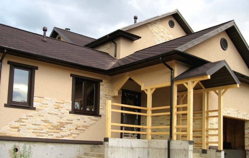 Teksturirana žbuka potkornjaka lijepo se kombinira i u kombinaciji s klinker pločicama i s prirodnim ili umjetnim kamenom Teksturirana žbuka potkornjaka lijepo se kombinira i u kombinaciji s klinker pločicama i s prirodnim ili umjetnim kamenom