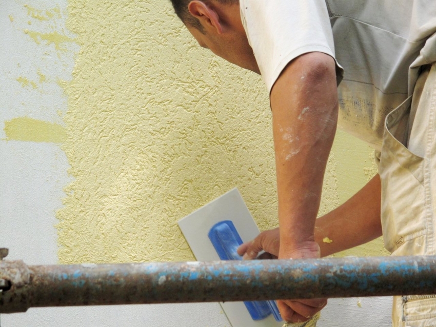 Ako nemate potrebne vještine za nanošenje žbuke, bolje je povjeriti primjenu potkornjaka specijalistima. Ako nemate potrebne vještine za nanošenje žbuke, bolje je povjeriti primjenu potkornjaka specijalistima.