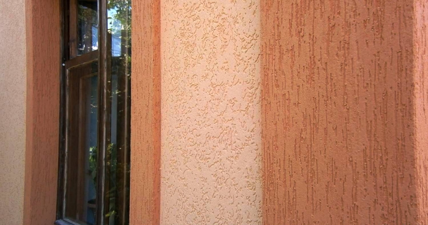 Za ukrašavanje fasada zgrade često se koriste dvobojne kompozicije žbuke potkornjaka Za ukrašavanje fasada zgrade često se koriste dvobojne kompozicije žbuke potkornjaka