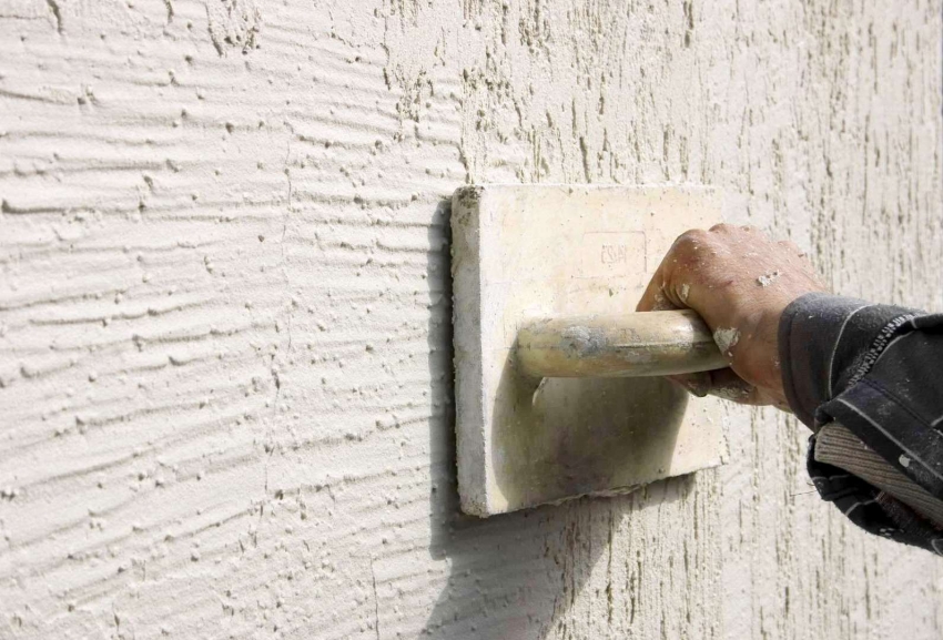 Ovisno o smjeru kretanja gleterice, na površini žbuke možete dobiti različite teksture Ovisno o smjeru kretanja gleterice, na površini žbuke možete dobiti različite teksture