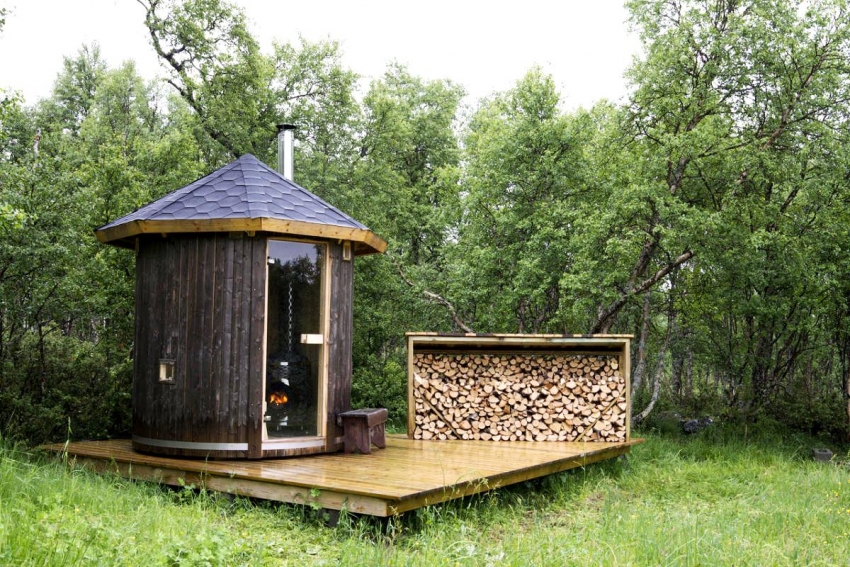 Et eksempel på et mini-bad uten ekstra rom, installert på en plattform på et enkelt fundament fra en bar Et eksempel på et mini-bad uten ekstra rom, installert på en plattform på et enkelt fundament fra en bar