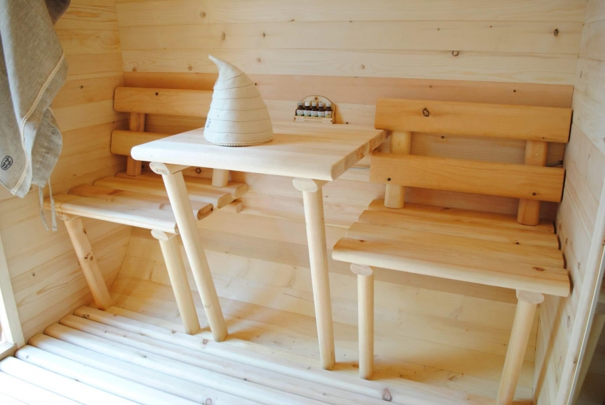 Bademøbler kan også lages med egne hender fra tre, eller du kan bruke den gamle etter å ha fjernet laget med lakk eller maling og skjult alle metalldeler Bademøbler kan også lages med egne hender fra tre, eller du kan bruke den gamle etter å ha fjernet laget med lakk eller maling og skjult alle metalldeler