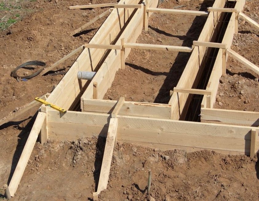 Når du installerer forskaling for fundamentet, er det veldig viktig å overvåke nøyaktigheten til hjørnene og skjøtene, derfor er det nødvendig å bruke bygningsnivået Når du installerer forskaling for fundamentet, er det veldig viktig å overvåke nøyaktigheten til hjørnene og skjøtene, derfor er det nødvendig å bruke bygningsnivået