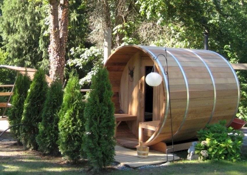 Et fatformet bad kan bestilles fra produsenten i demontert form, eller du kan lage det selv ved hjelp av ordningen og materialer av høy kvalitet Et fatformet bad kan bestilles fra produsenten i demontert form, eller du kan lage det selv ved hjelp av ordningen og materialer av høy kvalitet