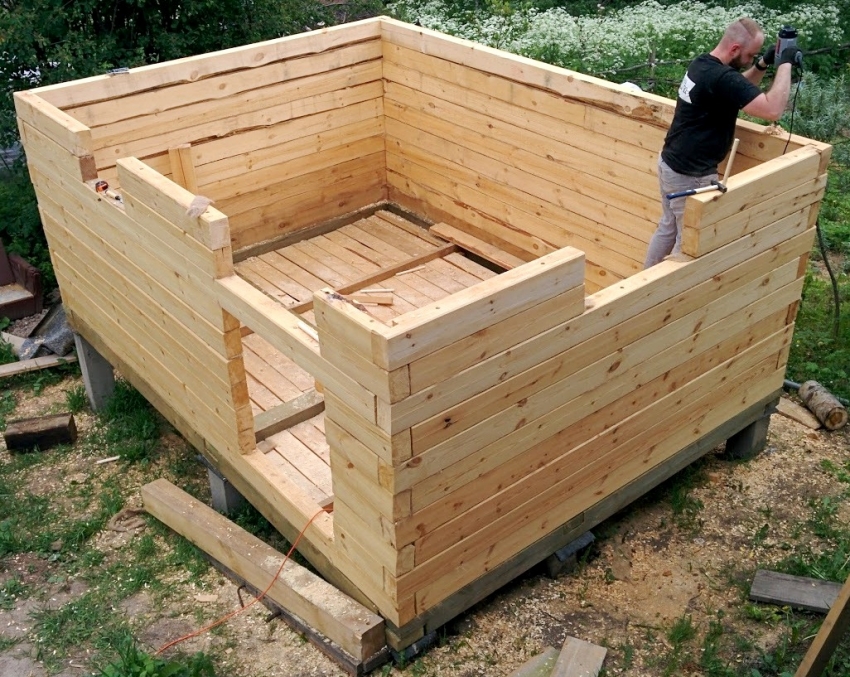 Hvis det er planlagt å bygge et bad på en ujevn overflate, er det verdt å velge en søyle type fundament Hvis det er planlagt å bygge et bad på en ujevn overflate, er det verdt å velge en søyle type fundament