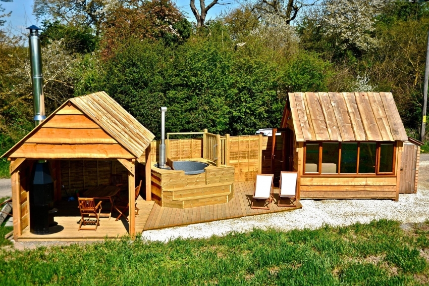 Hvis områdets område er ganske stort, er det veldig praktisk å utstyre et lysthus, basseng eller boblebad i nærheten av badekaret Hvis områdets område er ganske stort, er det veldig praktisk å utstyre et lysthus, basseng eller boblebad i nærheten av badekaret
