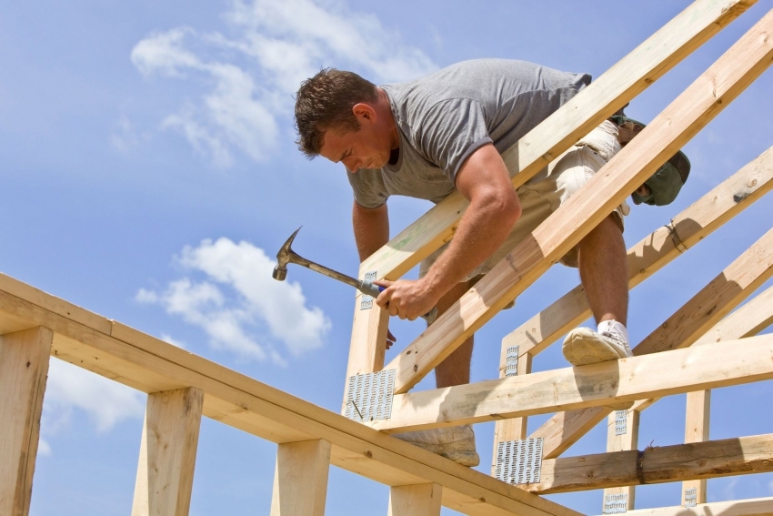 Para que a estrutura seja robusta, é necessário verificar o ângulo correto das vigas do Mauerlat Para que a estrutura seja robusta, é necessário verificar o ângulo correto das vigas do Mauerlat