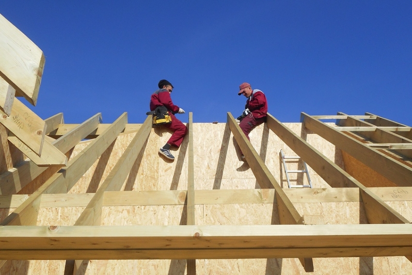 As vigas treliças são montadas cortando ou usando fixadores especiais As vigas treliças são montadas cortando ou usando fixadores especiais