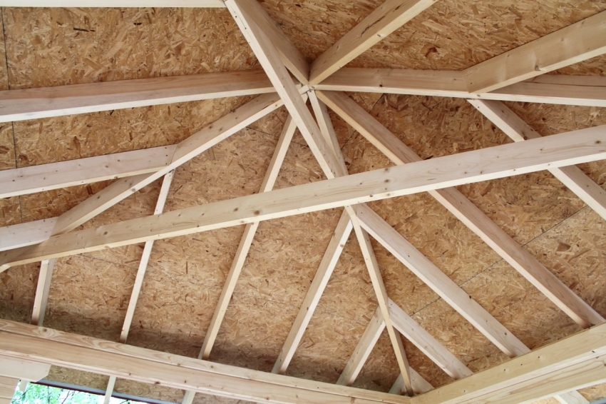 O tamanho e a seção das vigas depende do tamanho do próprio telhado, bem como do ângulo de inclinação das encostas O tamanho e a seção das vigas depende do tamanho do próprio telhado, bem como do ângulo de inclinação das encostas