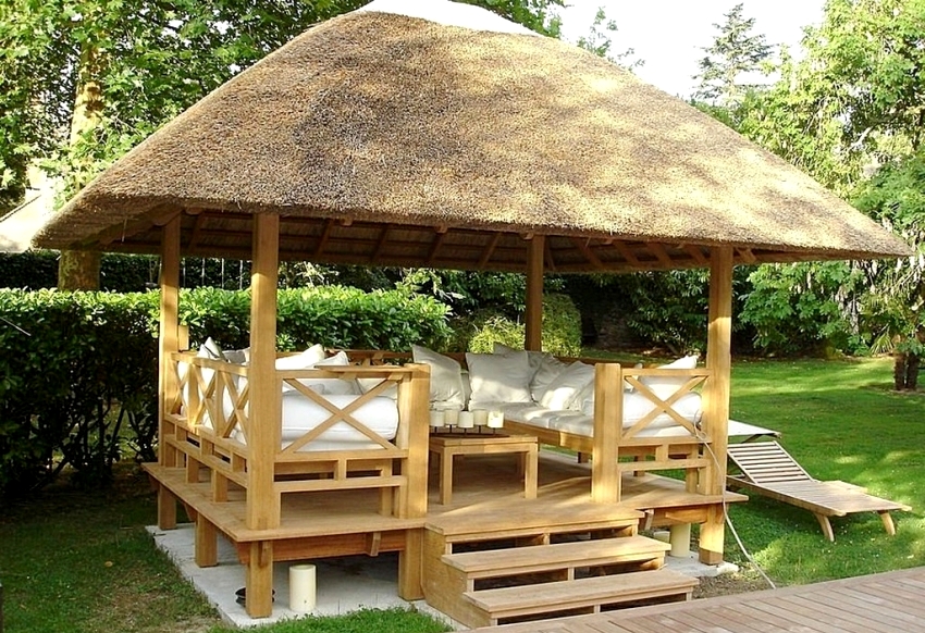 Um exemplo de uso bem-sucedido de um telhado de quatro águas para um gazebo, coberto com feno natural Um exemplo de uso bem-sucedido de um telhado de quatro águas para um gazebo, coberto com feno natural
