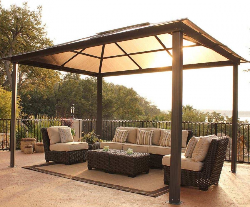 Um telhado de quatro inclinações para um gazebo pode ser construído a partir de uma barra ou de um perfil de metal Um telhado de quatro inclinações para um gazebo pode ser construído a partir de uma barra ou de um perfil de metal