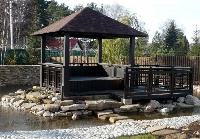 O telhado de quatro águas para o gazebo é conveniente porque as encostas protegem bem dos raios solares, mantendo uma boa visão O telhado de quatro águas para o gazebo é conveniente porque as encostas protegem bem dos raios solares, mantendo uma boa visão