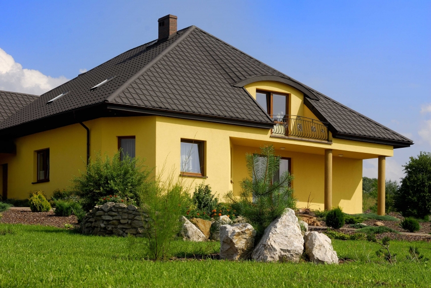 Durante a construção de um telhado de quatro águas, é utilizada madeira, o que permite escolher qualquer material de cobertura Durante a construção de um telhado de quatro águas, é utilizada madeira, o que permite escolher qualquer material de cobertura