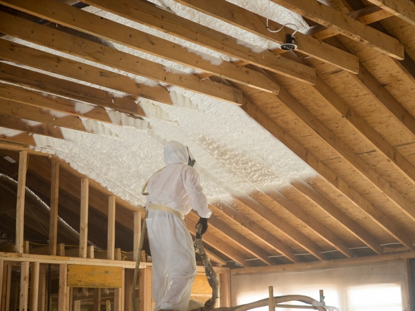 Izolácia podkrovnej strechy zvnútra pomocou penového polystyrénového molitanu, ktorý sa nanáša na povrch v tekutej forme a vyplňuje všetky praskliny Izolácia podkrovnej strechy zvnútra pomocou penového polystyrénového molitanu, ktorý sa nanáša na povrch v tekutej forme a vyplňuje všetky praskliny