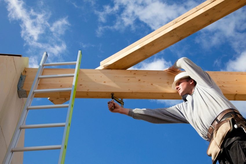 Krokvy je možné spojiť pomocou mobilného stavebného lisu Krokvy je možné spojiť pomocou mobilného stavebného lisu