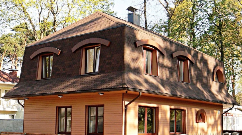 Príklad úspešnej realizácie manzardovej strechy so zložitou konštrukciou Príklad úspešnej realizácie manzardovej strechy so zložitou konštrukciou