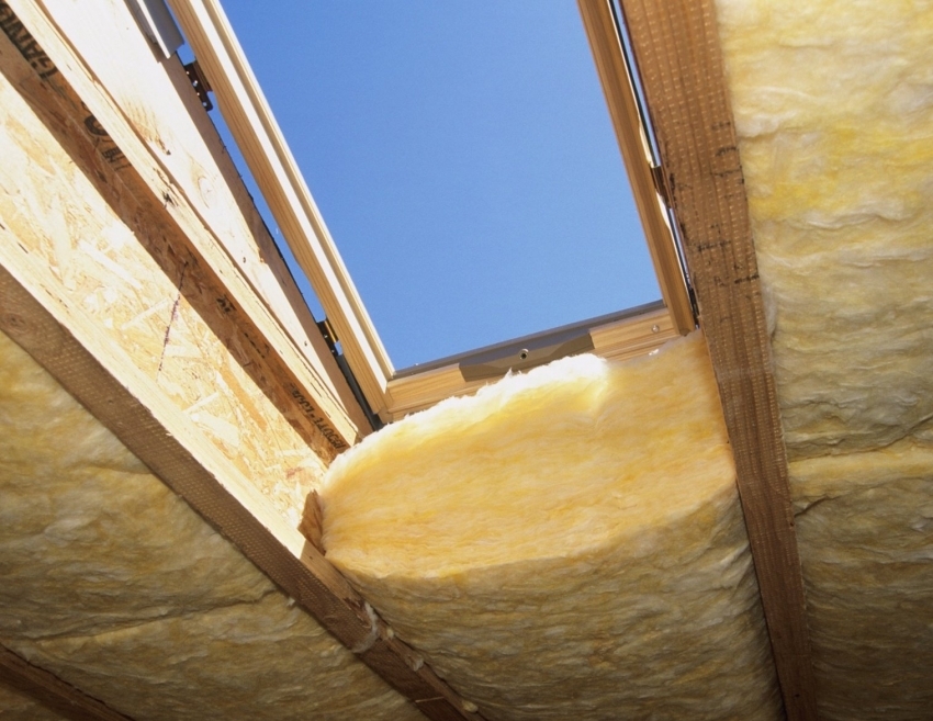 Vrstva izolácie miestnosti typu manzard musí byť najmenej 100 mm Vrstva izolácie miestnosti typu manzard musí byť najmenej 100 mm