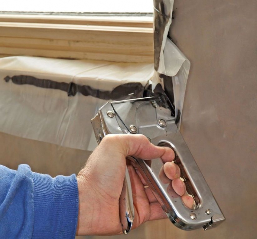 Osobitná pozornosť by sa mala venovať izolácii a izolácii okenných otvorov, aby sa zabránilo vzhľadu plesní a plesní vo vnútri budovy Osobitná pozornosť by sa mala venovať izolácii a izolácii okenných otvorov, aby sa zabránilo vzhľadu plesní a plesní vo vnútri budovy