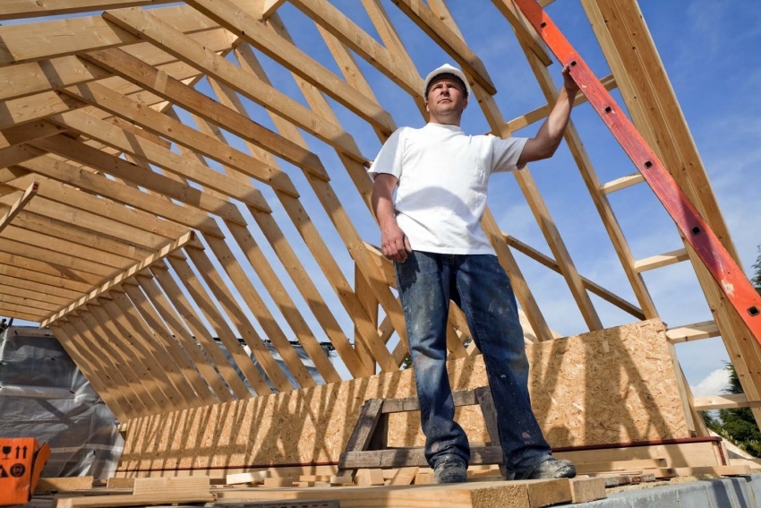 V prípade konštrukcie manzardovej strechy s neštandardnou konfiguráciou krokvového systému stojí za to uchýliť sa k službám špecialistov V prípade konštrukcie manzardovej strechy s neštandardnou konfiguráciou krokvového systému stojí za to uchýliť sa k službám špecialistov