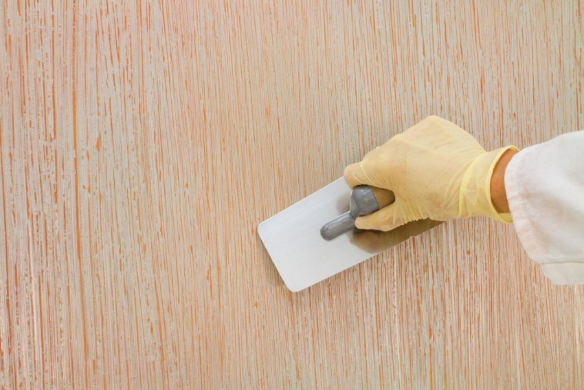 Uz pomoć dvije boje žbuke i metode davanja teksture kiše možete dobiti zanimljiv i postojan premaz koji se lako održava. Uz pomoć dvije boje žbuke i metode davanja teksture kiše možete dobiti zanimljiv i postojan premaz koji se lako održava.