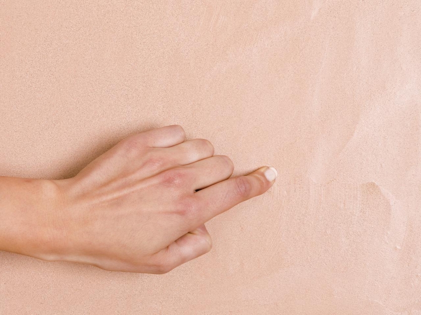 Prije nanošenja završnog sloja žbuke, nakon čega slijedi fakturiranje, potrebno je da se osnovni sloj malo osuši Prije nanošenja završnog sloja žbuke, nakon čega slijedi fakturiranje, potrebno je da se osnovni sloj malo osuši