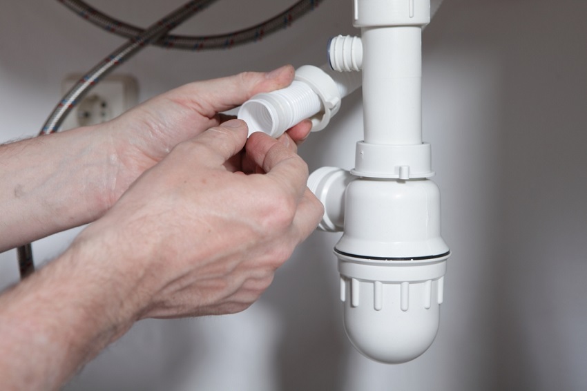 חיבור הניקוז של מכונת הכביסה לביוב דרך סיפון חיבור הניקוז של מכונת הכביסה לביוב דרך סיפון